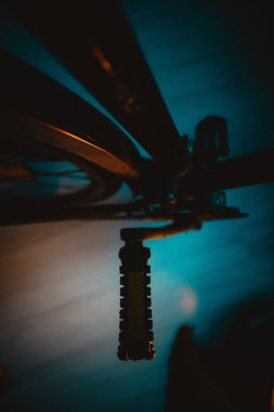 Bisiklet pedalının yakın plan fotoğrafı.