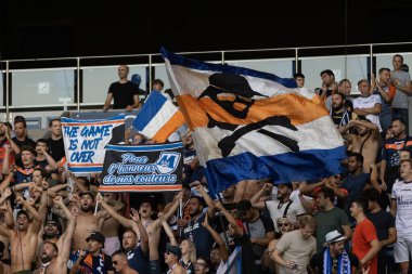 Montpellier taraftarları ve taraftarları PSG 'ye karşı oynanan maçta Parc Des Princes' da şarkı söylüyorlar.
