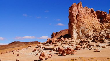 San Pedro de Atacama, Şili yakınlarındaki çölde erozyonun oyduğu devasa taş sütunlar.