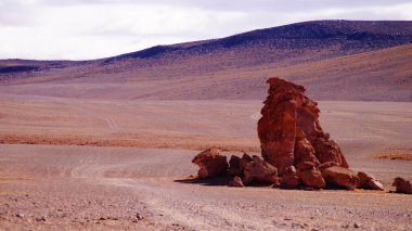 Atacama Çölü 'ndeki kaya oluşumları ve San Pedro de Atacama, Şili yakınlarındaki dağlar.