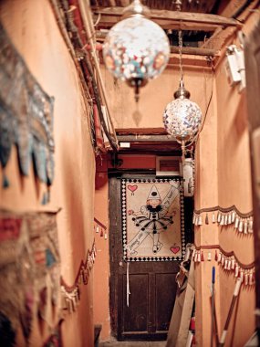 Kapıda resmin olduğu kapı. Resimdeki kelimeler: kalbinde dans et.