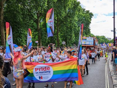 Londra Onur Yürüyüşü 2022 'de LGBT bayrakları taşıyan bir grup NHS Hemşiresi