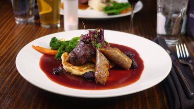 Et ve sebzeli bir yemek.