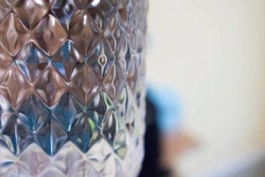 Masaya yakın çekim için tasarlanmış bir su şişesi.