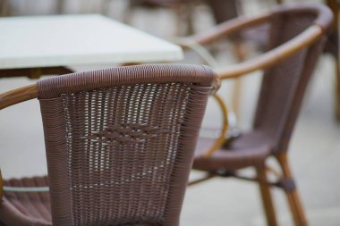 Dışarıdaki sandalyelerin yakın çekimi.