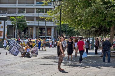 Atina, Yunanistan 'da turist ve yerel halkla dolu Syntagma Meydanı güneşli bir günde