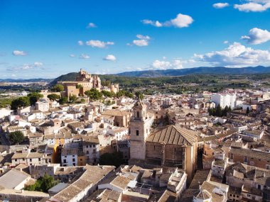 Murcia, Caravaca de la Cruz 'daki modern binaların hava manzarası.