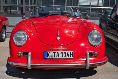 Kırmızı Porsche 356, 1600 Super Cabrio 50 'lerden kalma Köln, Almanya' daki eski sergi, ön manzara