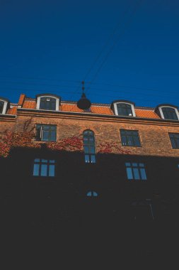Danimarka 'nın Kopenhag kentindeki bir binanın ön cephesinde gölgelerin dikey düşük açılı çekimi.