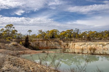 Bulutlu bir günde güzel bir göl.