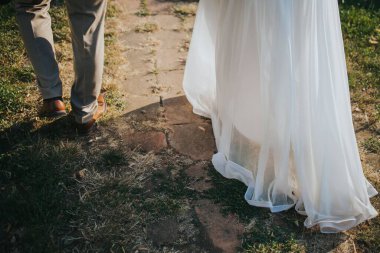 Gelin ve damat dışarıda yürüyor.