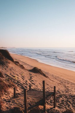 Kızıl kumlu deniz manzarası ve güneş ışığı