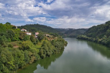 Portekiz, Oporto 'daki dağların yakınındaki Douro Nehri' nin hava manzarası.