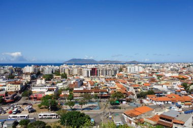 Cabo Frio 'nun panoramik manzarası, Rio de Janeiro, Brezilya. Kıyı kenti binaları.