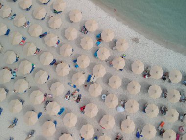 Yunanistan 'ın Thassos kentindeki güzel Makryammos plajında şemsiyeli insanların hava manzarası