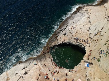 Thassos adasının havadan görünüşü ve turistler güzelliğin tadını çıkarıyorlar.