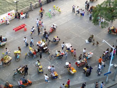 Guangzhou, Çin - 6 Kasım 2013: Pearl Nehri boyunca müşterilerle gayri resmi pazar tezgahları