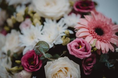 Mekanda farklı buketlerin yakın plan çekimi.