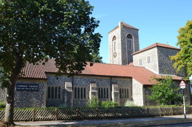 Deniz 'in Bayan Yıldızı Roma Katolik Kilisesi' nin mavi gökyüzü arka planına karşı