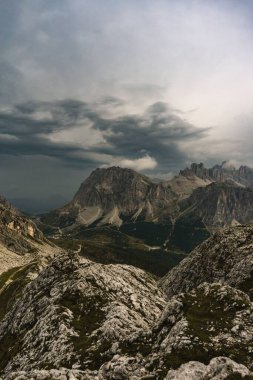 Monte Passo Falzarego 'nun güzel manzarası Dolomites, İtalya' da, kasvetli bulutlu gökyüzünün altında, gün batımında