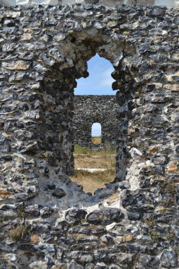 Broadstairs, İngiltere 'deki Neptün Kulesi' nin tarihi simgesinin taş duvarındaki oval kapı.