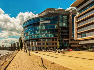 Frankfurt, Almanya, 28 Mayıs 2022: Westhafen Bölgesi Bu ana nehrin yanındaki pahalı bölgede modern bir ofis binası.