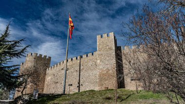 Makedonya 'nın Ohri kentinde Kuzey Makedonya bayrağıyla Çar Samuel' in Kalesi 'nin alçak açılı bir çekimi