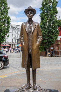 Güney Kensington istasyonunun yanındaki Onslow Meydanı 'nda Macar besteci Bela Bartok' un bir heykeli.