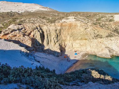 Yunanistan 'ın Milos Adası' ndaki güneşli Tsigrado Sahili büyüleyici bir manzara