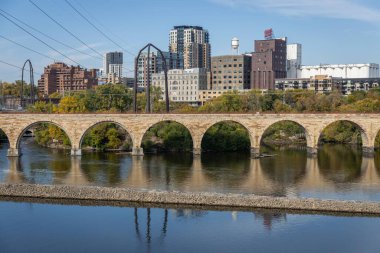 Minneapolis, Minnesota 'daki Taş Kemer Köprüsü manzarası