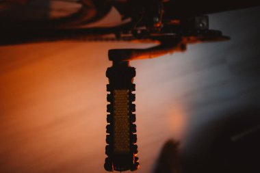 Bisiklet pedalının yakın plan fotoğrafı.