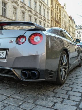 Gri bir Nissan GT-R yolun kenarına park etmiş.