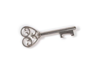 Beyaz arka planda izole edilmiş antik gümüş kapı anahtarı. Aşk kavramı beyazda izole edilmiş.