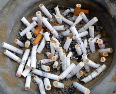 Sigara izmaritleri kül tablasına çarpmış..