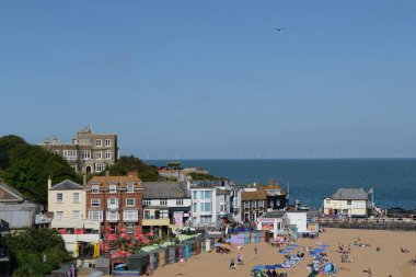 Broadstairs, İngiltere 'deki kumlu Viking körfezi sahilinde dinlenen insanların hava görüntüsü.