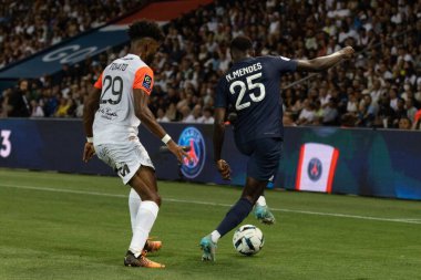 Oyuncu Nuno Mendes, Montpellier 'li bir oyuncuya karşı topla dans ediyor.