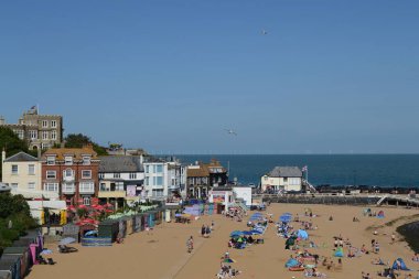 Broadstairs, İngiltere 'deki kumlu Viking körfezi sahilinde dinlenen insanların hava görüntüsü.