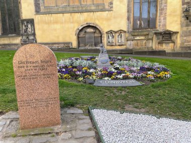 Greyfriars Kirkyard, Edinburgh, İskoçya 'daki Greyfriars Bobby' nin mezar taşı ve anıtı.