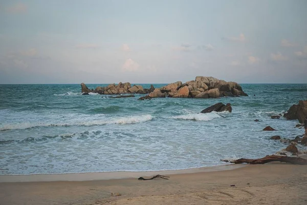 波浪形的海景 海中有岩石 — 图库照片