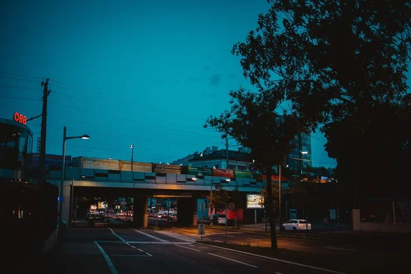 オーストリアのウィーンで夜に車や建物と忙しい道路 — ストック写真