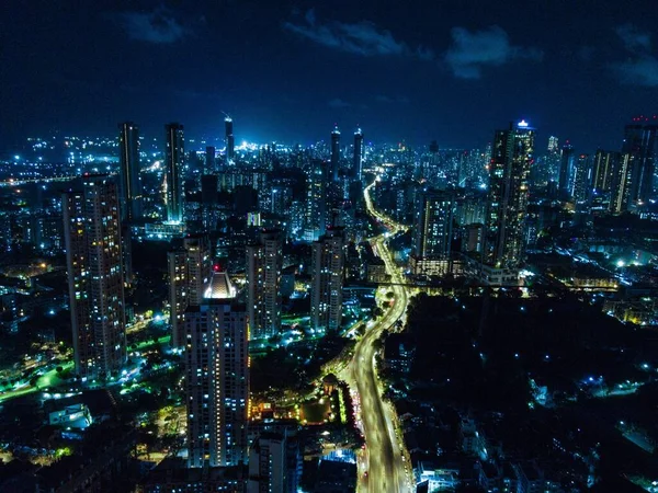 Die Beleuchteten Hochhäuser Einer Stadt Bei Nacht — Stockfoto
