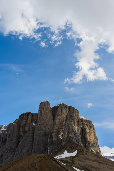 Colpo Verticale Delle Dolomiti Con Spesse Nuvole Sopra Durante Giorno — Foto Stock