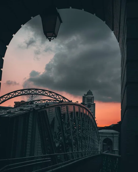 日落时一座城市中一座老桥的竖向拍摄 — 图库照片