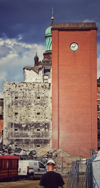 Een Verticaal Schot Van Een Klokkentoren Een Oude Kathedraal Rug — Stockfoto