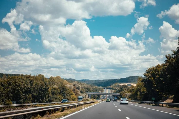 Ruch Autostradzie Wiedniu Austria Niebieskim Tle Zachmurzone Niebo Drzewa Drugiej — Zdjęcie stockowe