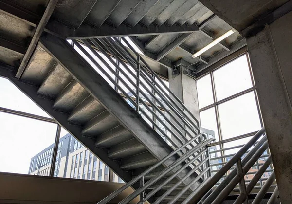 日中は金属製の階段がある屋内駐車場のランプ階段 — ストック写真