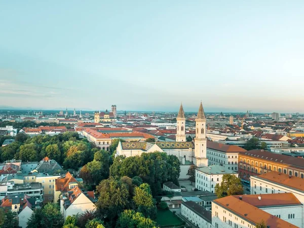 慕尼黑城市景观日出 无人机飞过城市 看到了著名的地标 夏天空中俯瞰首都的美景 迷人的阳光 — 图库照片
