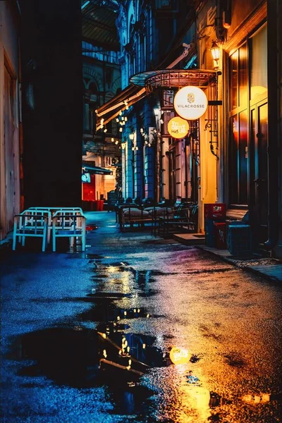 Bükreş Teki Mekke Pasajı Neon Sokak Işıkları Gece Yağmur Suyuyla — Stok fotoğraf
