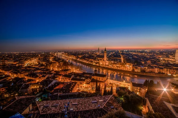 Günbatımında Aydınlanan Verona Şehrinin Havadan Görünüşü Talya — Stok fotoğraf