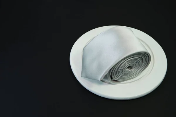 Πολυεστερικό Ύφασμα Γραβάτα Απομονωμένη Λευκή Τοποθέτηση Μαύρο Φόντο — Φωτογραφία Αρχείου